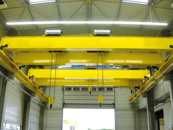 Puente grúa para manipulación de materiales